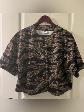 NWT Hawaii's Finest Short-Sleeve Camo Cropped Button-Front Jersey Shirt, SZ XL
